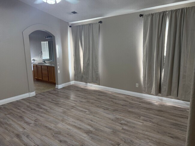 Building Photo - Great Area, 3 Bedroom, 2 Bath with major kitchen appliances.