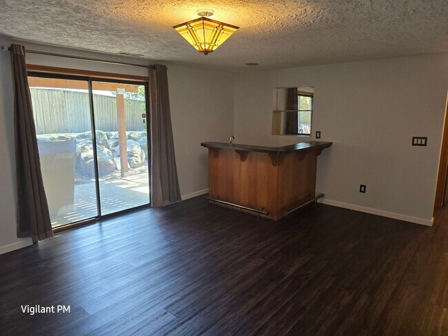Building Photo - Amazing 3 bedroom home
