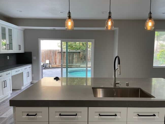 Building Photo - Beautiful 4 Bedroom 3 Bathroom with a pool