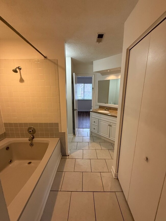 Building Photo - Beautiful South Charlotte Condo For Rent