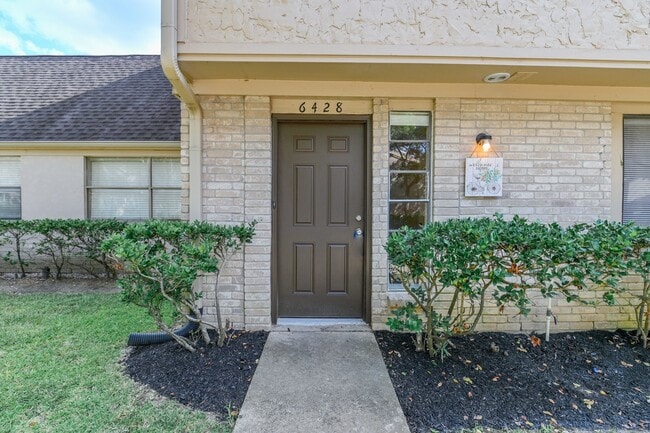 Building Photo - 3 BEDROOM HOUSE FOR LEASE