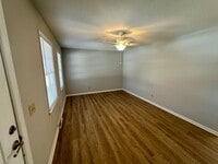 Building Photo - 3 Bedroom 1.5 Bathroom Home - Newly Updated - Available Now