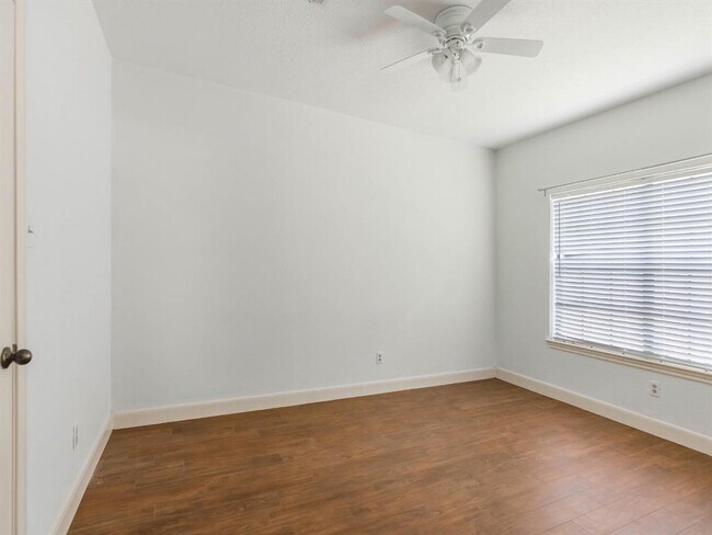 Building Photo - 33 Sweetleaf Ct