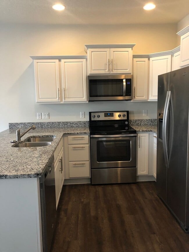 Building Photo - HUGE Single Family Home Available!
