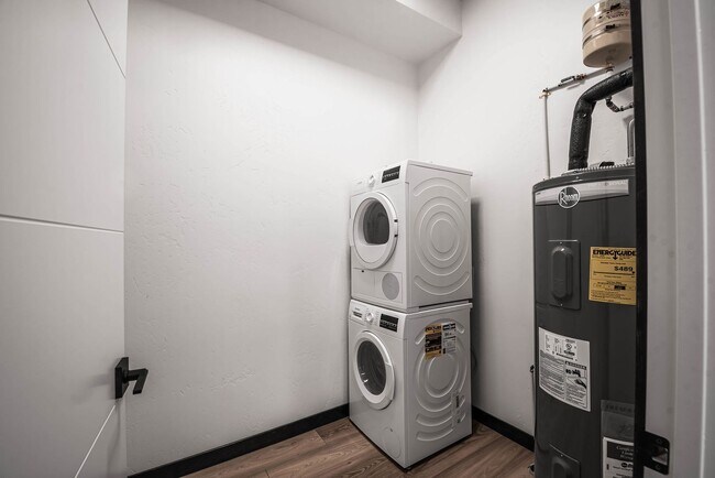 Building Photo - Modern Midtown Living | 2 Bed, 2 Bath Near...