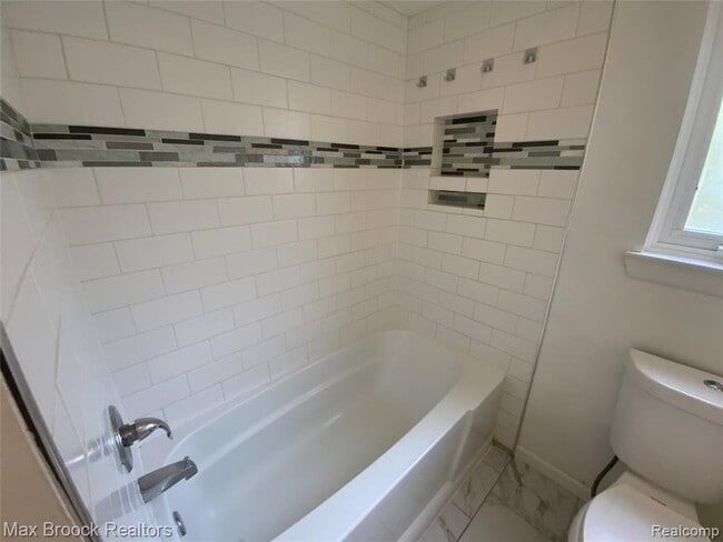 Building Photo - 5715 Sunnycrest Dr