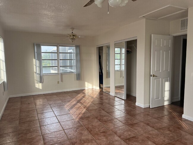 Building Photo - Saltwater canal home
