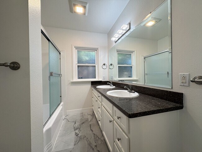 Building Photo - Charming 2 Bedroom, 2 Bathroom Home in Redwood City