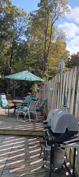 Outdoor table and chairs for entertaining - 10426 Vistula Rd