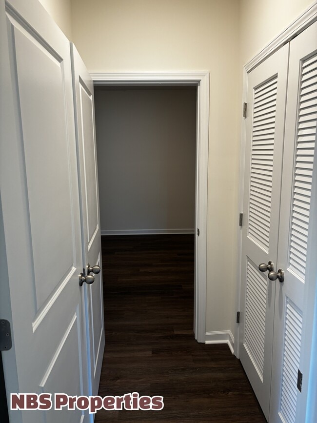 Building Photo - 935 Utopia Ln