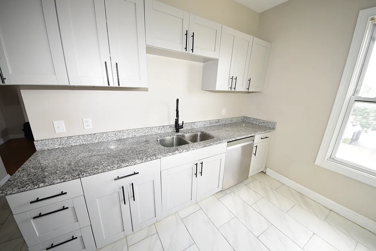 Building Photo - 746 Columbia St