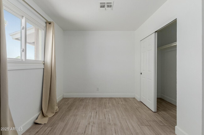 Building Photo - 1261 W La Jolla Dr