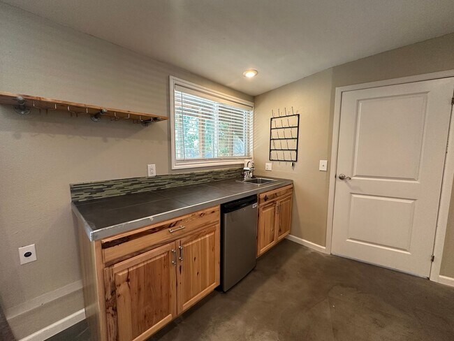 Building Photo - 3 Bed 2 Bath home with 2 Car Garage in Bellingham