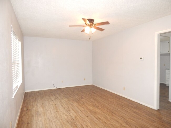 Building Photo - Lovely 2 Bedroom, 1-1/2 Bath, Duplex!