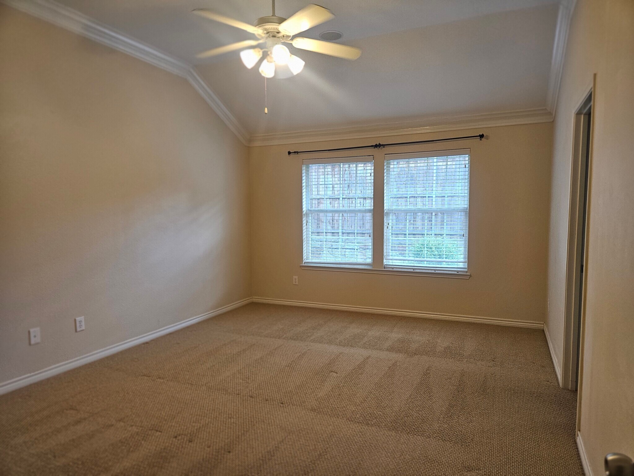 Building Photo - 8562 Robertson Dr