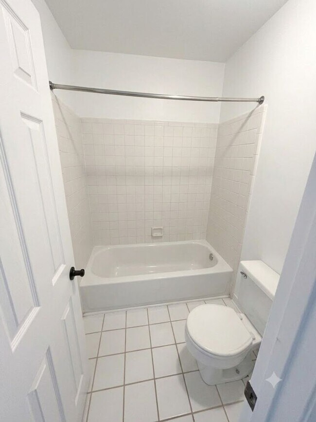 Building Photo - 2 bedrooms, 2.5 bathrooms Condo Located on Carr St