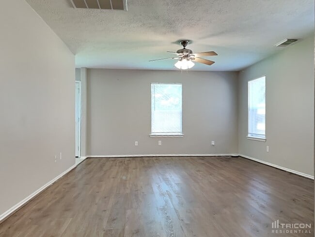 Building Photo - 33107 Cottonwood Bend