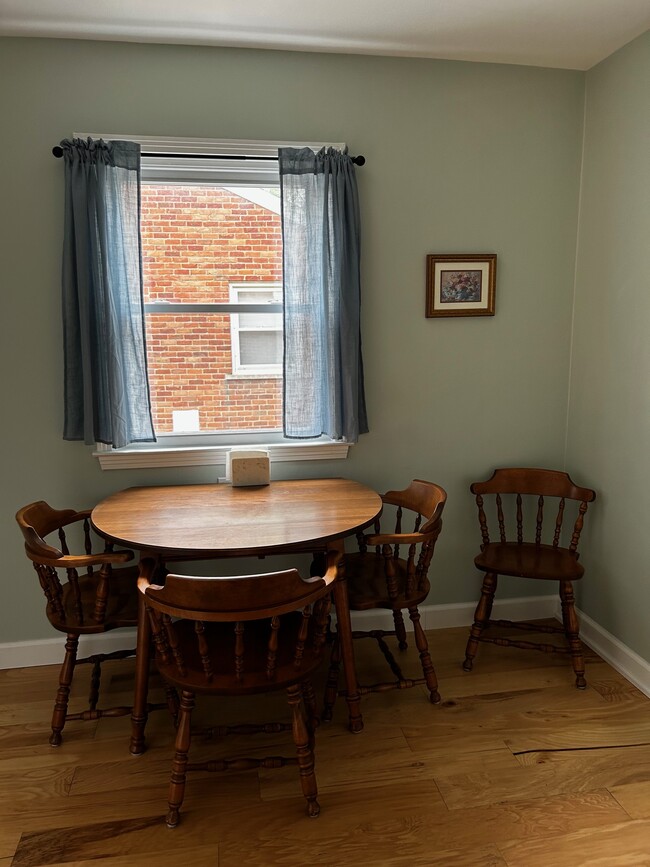 Dining Area - 9920 Shadyside St