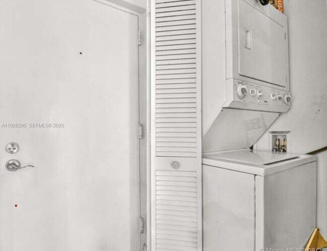 Building Photo - 8160 Geneva Ct