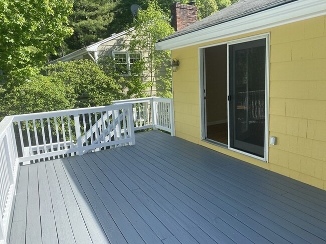 Building Photo - 138 Forest St