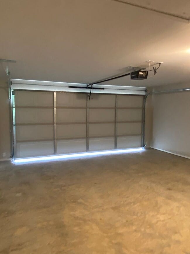 Building Photo - Preleasing Now! Four Bedroom | Two Bathroom Home in Fairview Haven