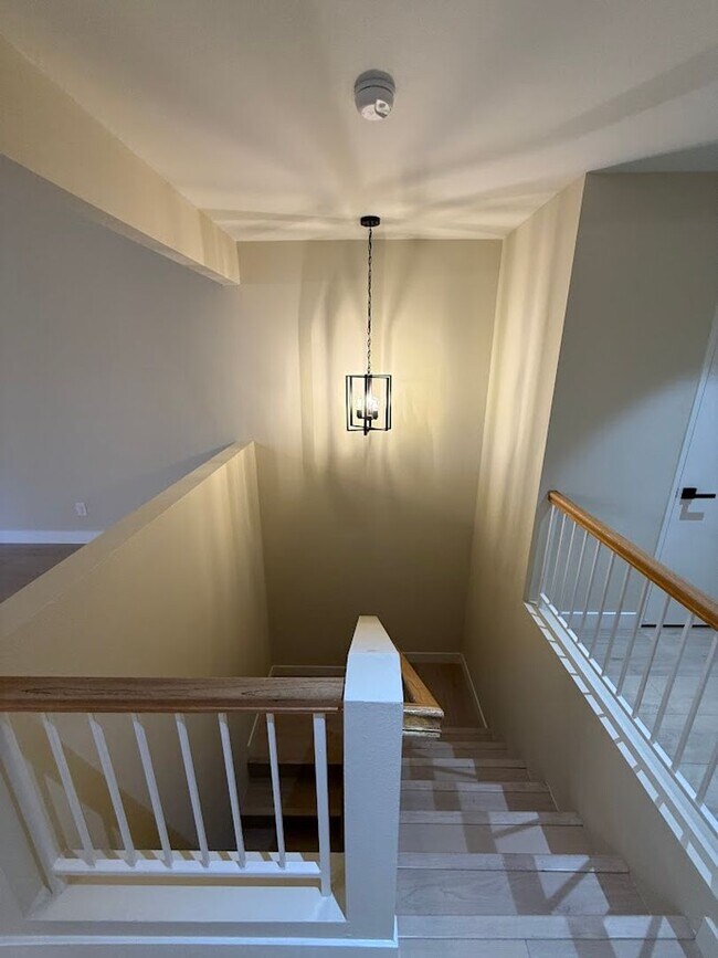 Building Photo - Beautiful 3 Bedroom 2 1/2 Bathroom Granada Hills Townhouse! Must See! Ready For Move-In!