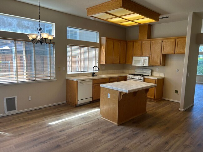 Building Photo - Beautiful 3 Bedroom, 2 Bath Brentwood Home