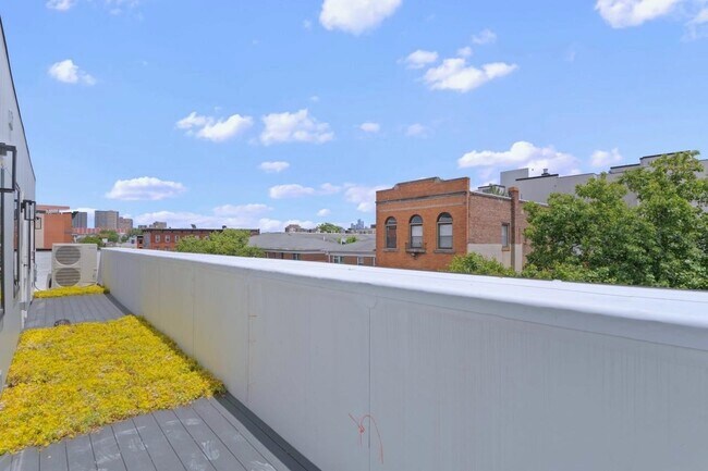 Building Photo - 375 Monmouth St