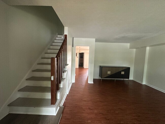 Building Photo - Georgetown Forest Townhomes off Old Forest Road
