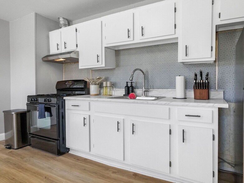 Building Photo - 168 School St