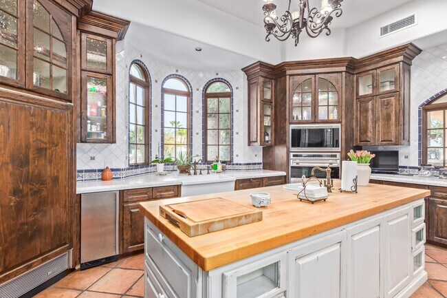 Building Photo - MUST SEE!!! FULLY-FURNISHED LUXURIOUS 6 Be...