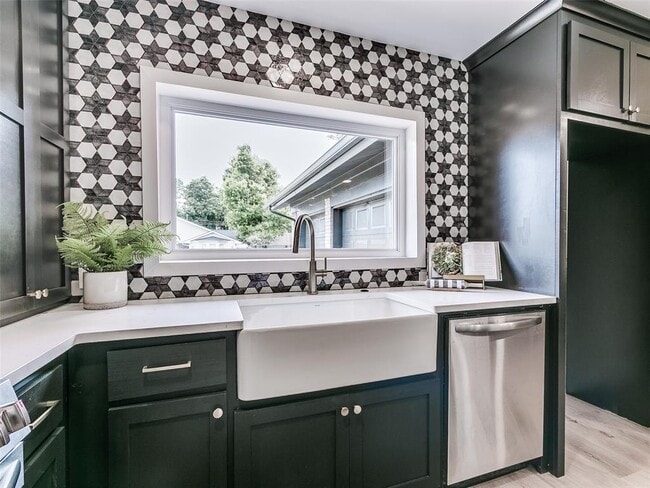 Building Photo - 700 Greenwood Dr