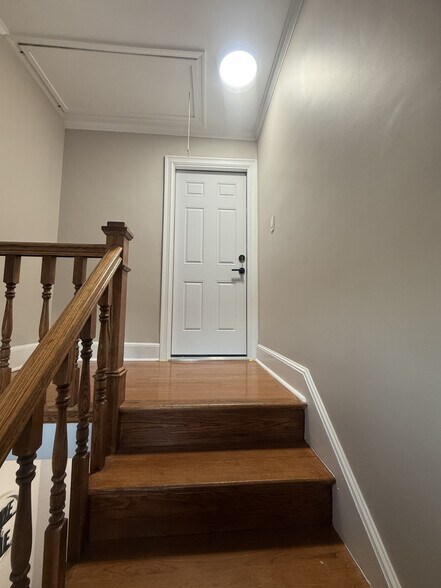 Primary Photo - 260 Gainsborg Ave E