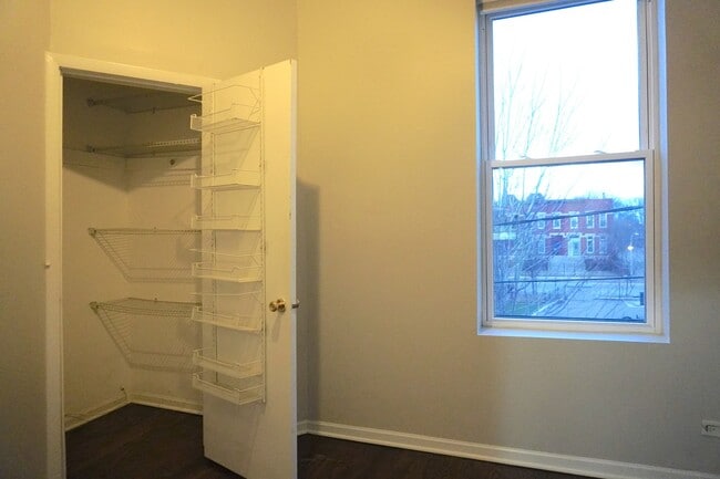 Building Photo - 867 E Pershing Rd