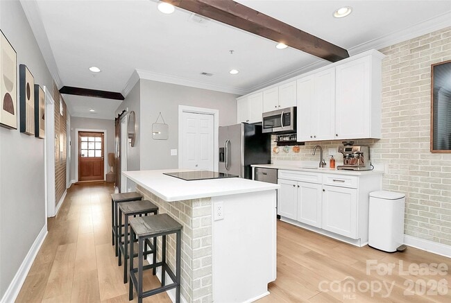 Building Photo - 105 S Summit Ave