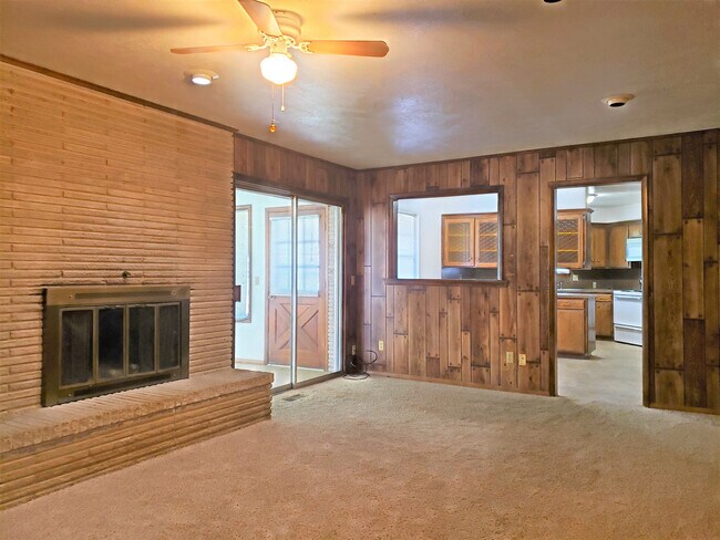 Building Photo - Available NOW! *** SPECIAL $200 OFF 1ST MONTH’S RENT***Fabulous Home on Huge Corner Lot with Circ...