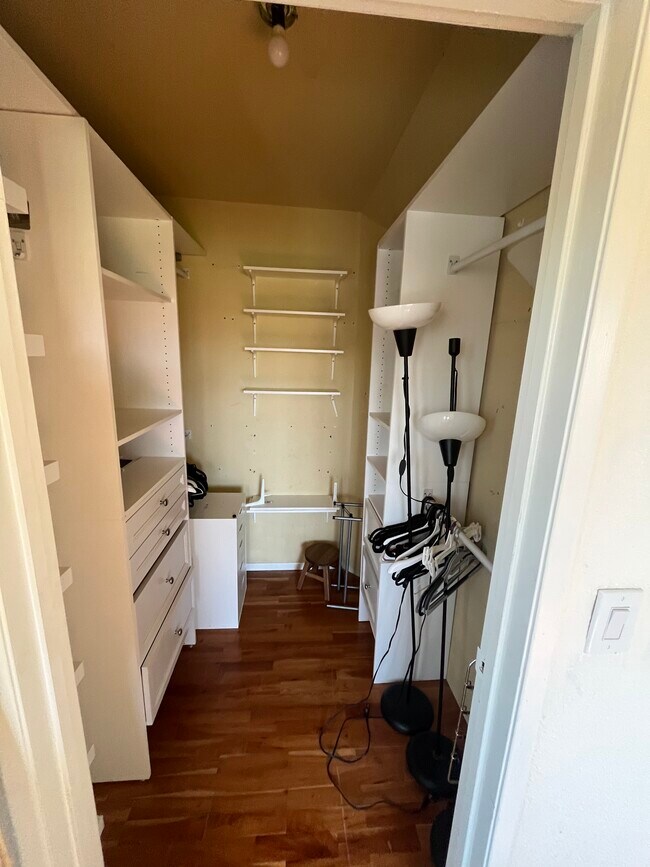 Building Photo - 15946 Vanowen St