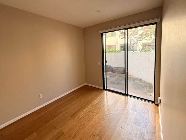 Building Photo - Large Downstairs 2br/2ba in Marina District!