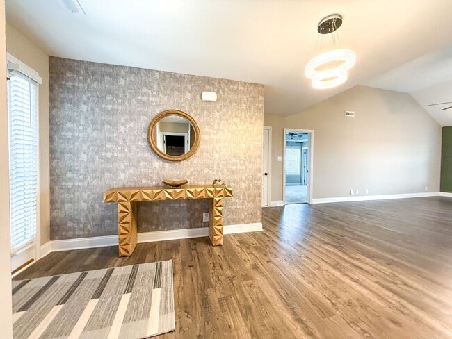 Building Photo - 3 Bedroom 2 Bathroom Home!