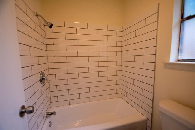 Building Photo - 2107 Mistletoe Ave