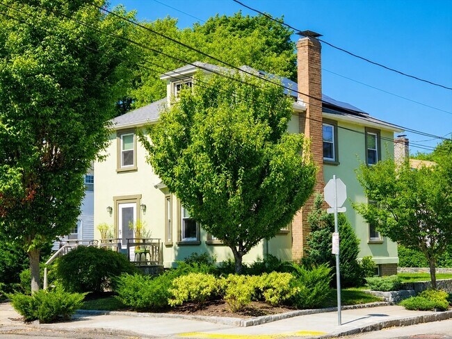 Building Photo - 311 Temple St