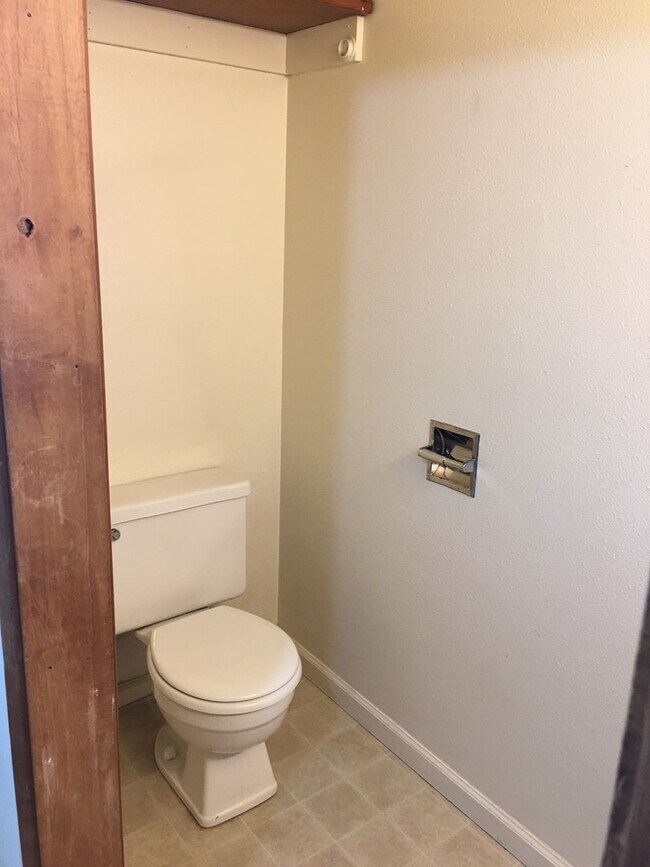 Building Photo - ch/lo06