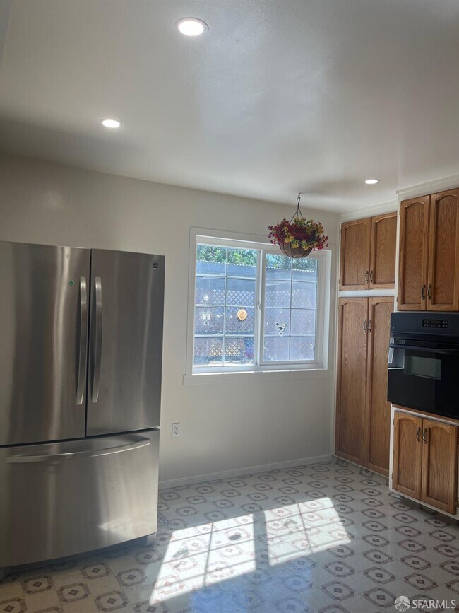 Building Photo - 5880 Olinda Rd