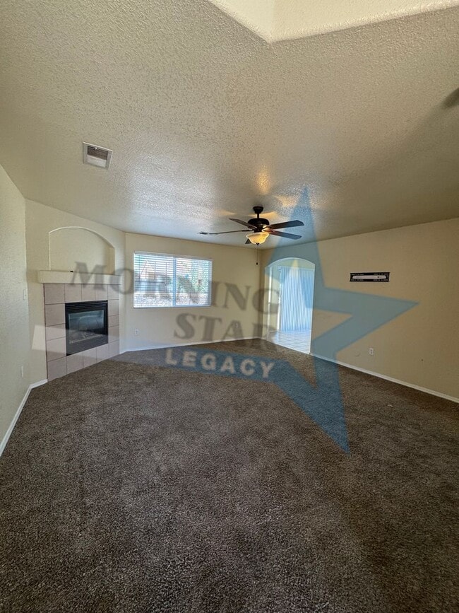 Building Photo - LARGE 4 bed home!