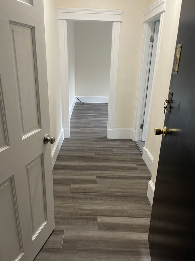 Building Photo - PACKARDS CORNER Sunny Studio EVERYTHING INCLUDED, TOP FLOOR now or 1.102026