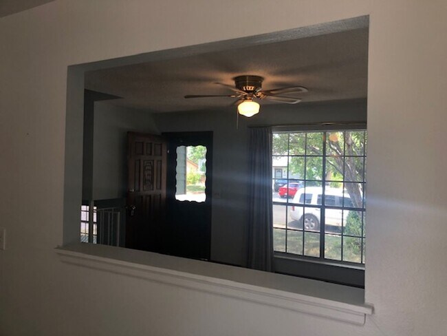 Building Photo - Roomy 3 bed/2 bath house with yard
