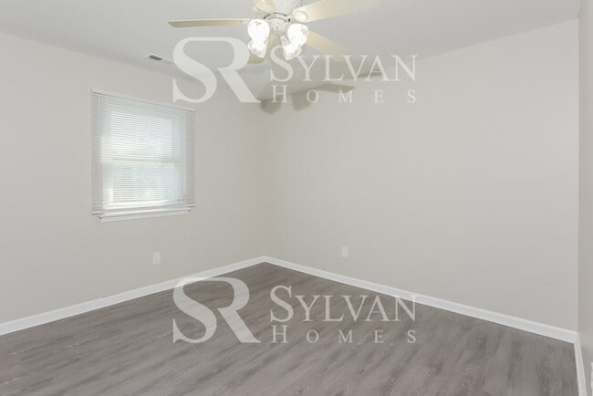 Building Photo - Enjoy living the good life in this 3 bedroom, 1 bathroom home