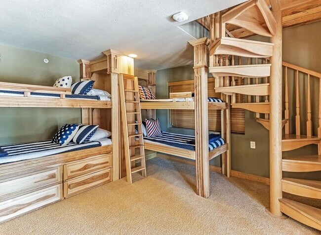 Building Photo - Charming Mountain Home