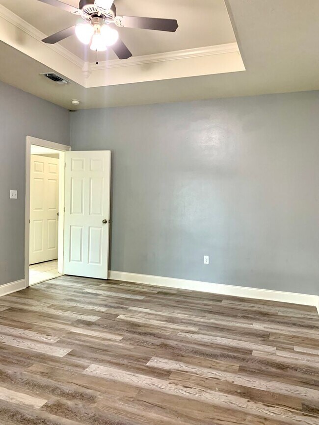 Building Photo - 3BD/2BA House for Lease in Rolling Meadow - Denham Springs