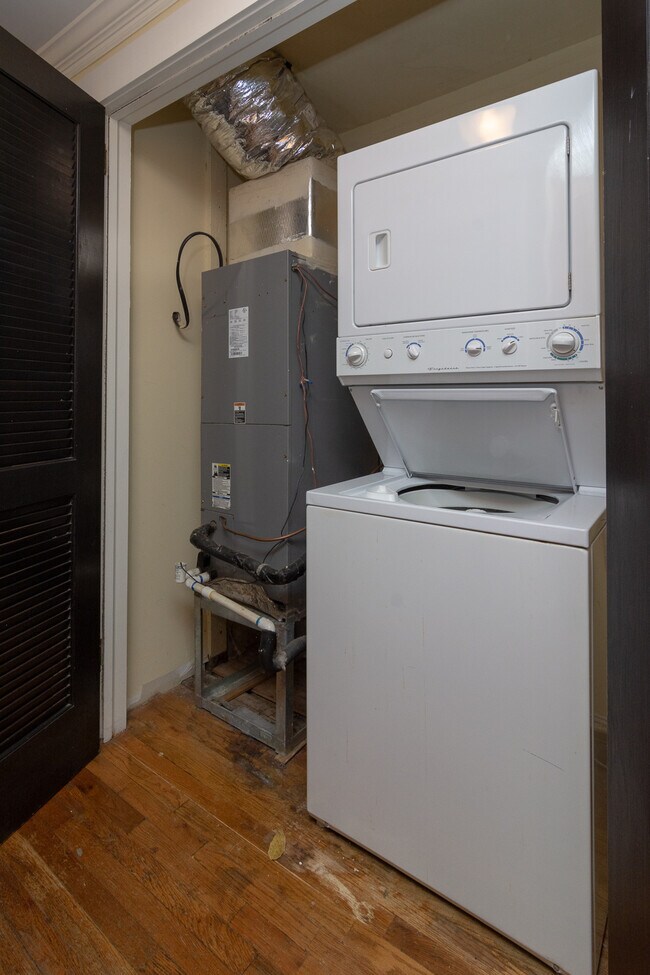 Building Photo - The Senate Club - 2 bedroom/2 bath **** MO...